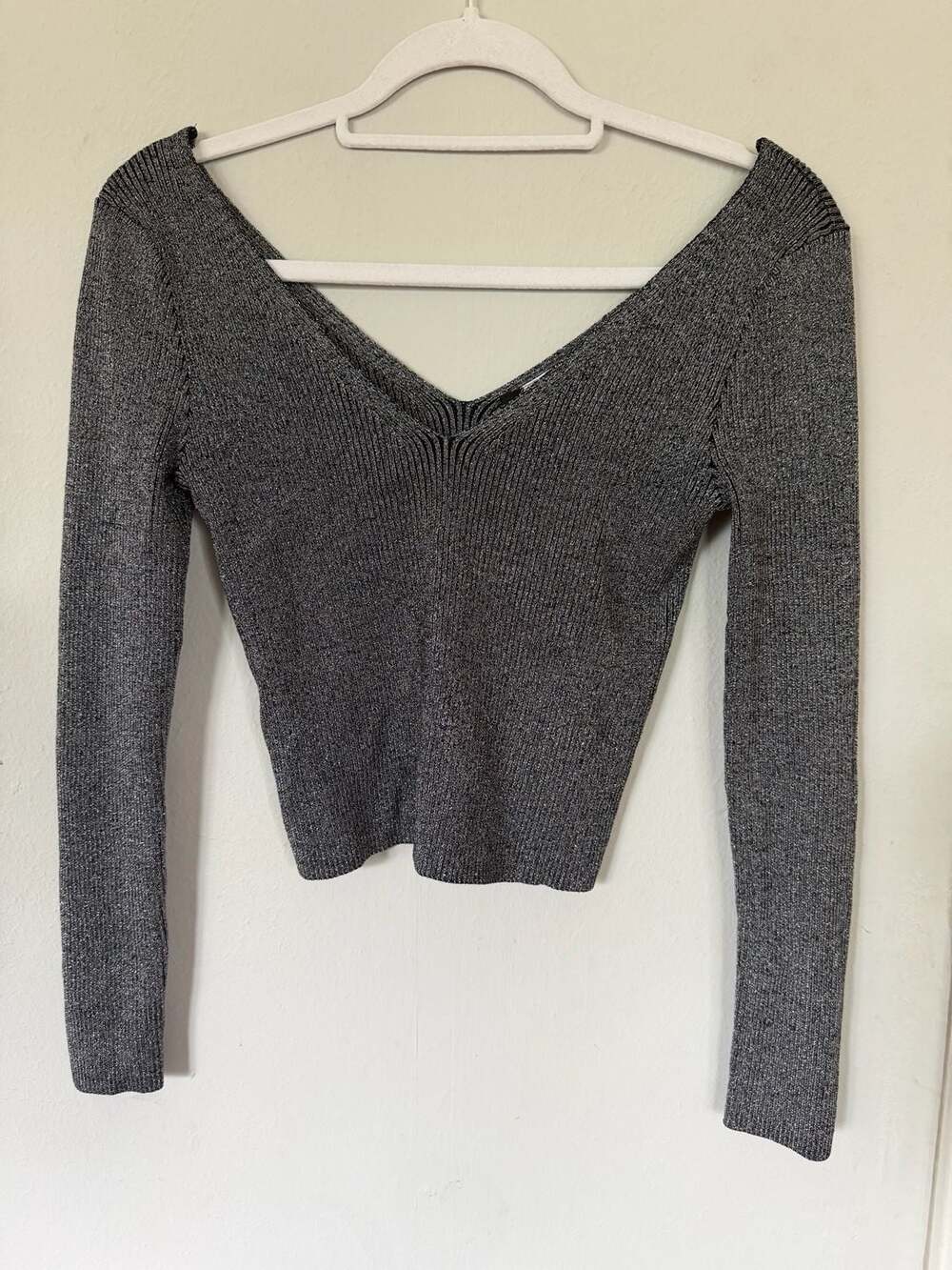 H&M Divided Grey Metallic V-Neck Long Sleeve Ribbed Crop Top